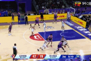 够硬气！王少杰篮下无视补防直接双手隔扣得分