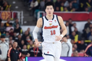媒体人：焦泊乔发挥不理想但对球队意义很大 广东丑胜也是胜