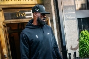 休闲穿搭！76人官推晒球员赛前入场照 詹姆斯脚踩拖鞋手拎水壶