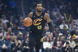 手感冰凉！米切尔上半场7投2中仅得6分