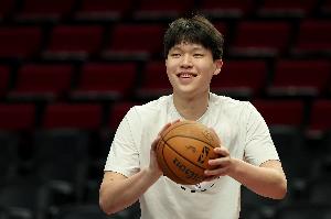 小小进步~杨瀚森本赛季已投进2个三分 追平亨德森&比克雷伊奇多