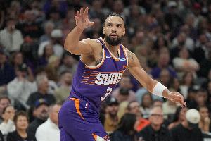 必须尊重龙哥！狄龙半场10中8高效砍下20分1板1助1断 首节12分