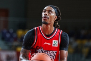 广州主帅：麦考尔正和一些伤病作斗争 我们不确定哪项伤病更严重
